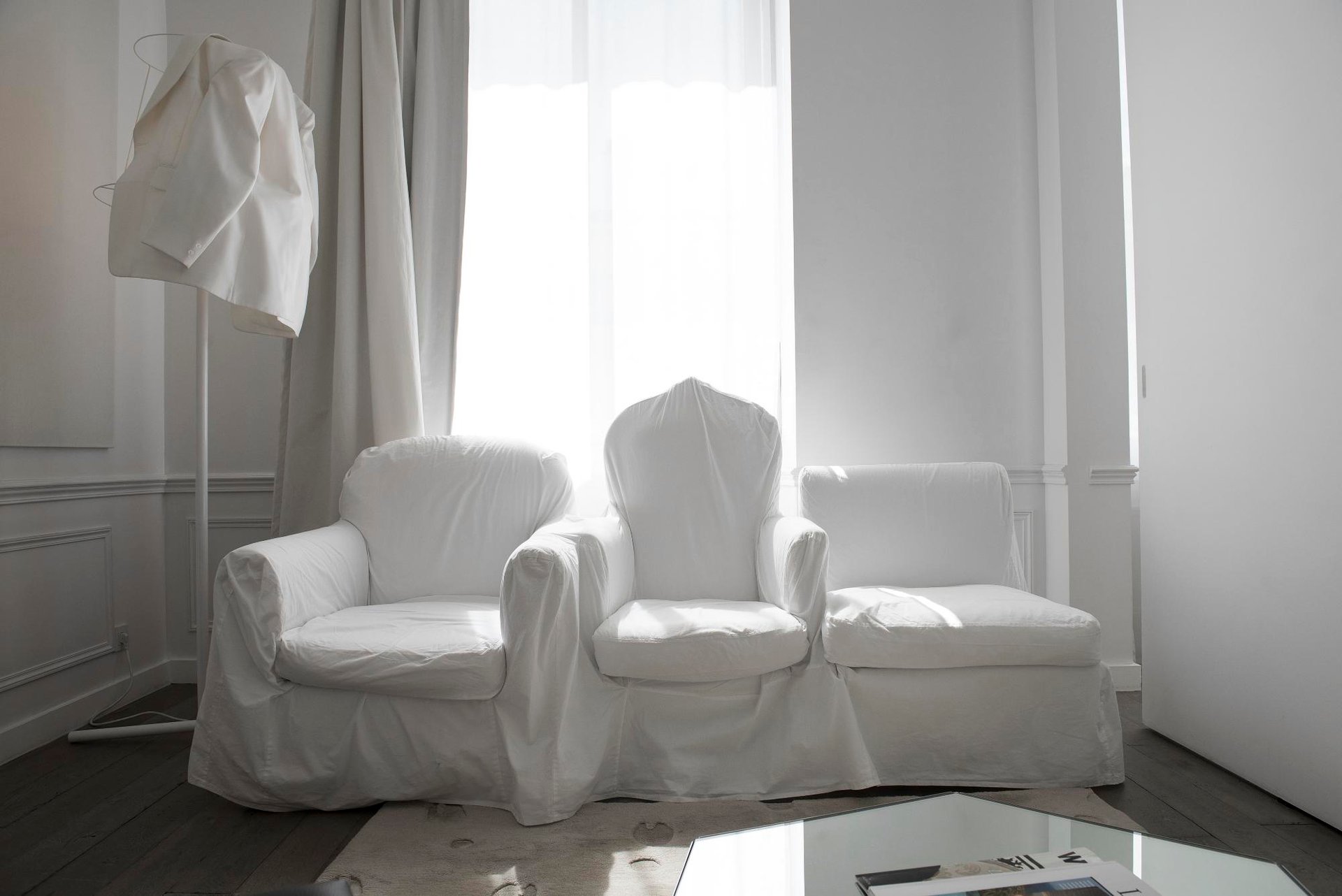 La Maison Champs-Elysées | Suite covered in white