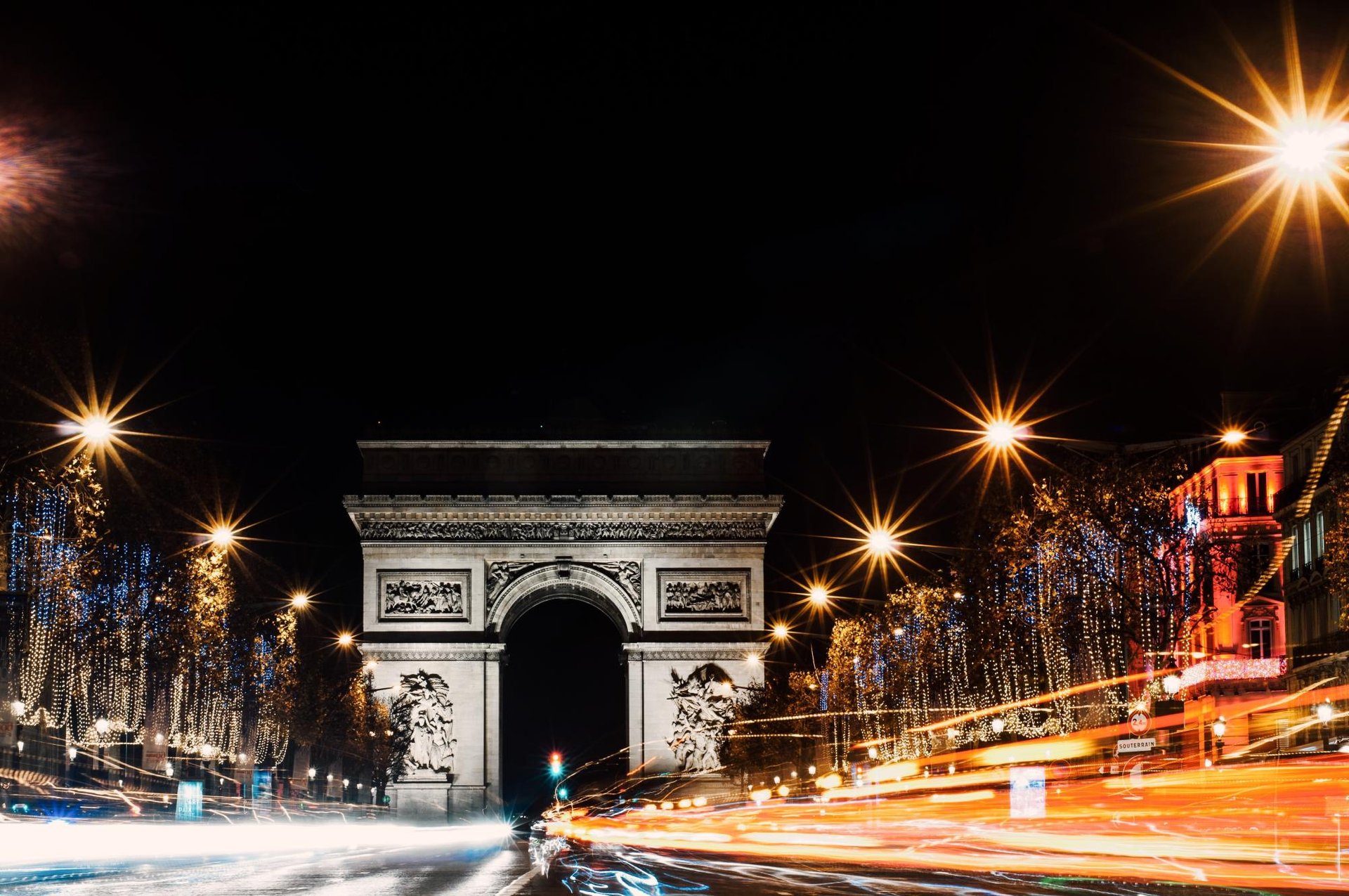 La Maison Champs Elysées | Arc de Triomphe by night